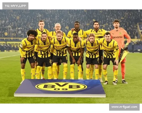 法兰克福主场球迷高唱队歌，德意志银行公园球场气氛热烈